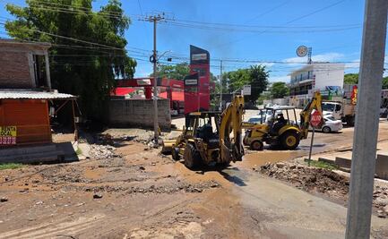 Realizan labores de limpieza en canales y calles afectadas por lluvias en Culiacán; retiran escombros y basura