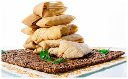 Prepara tamales de rajas y dulces