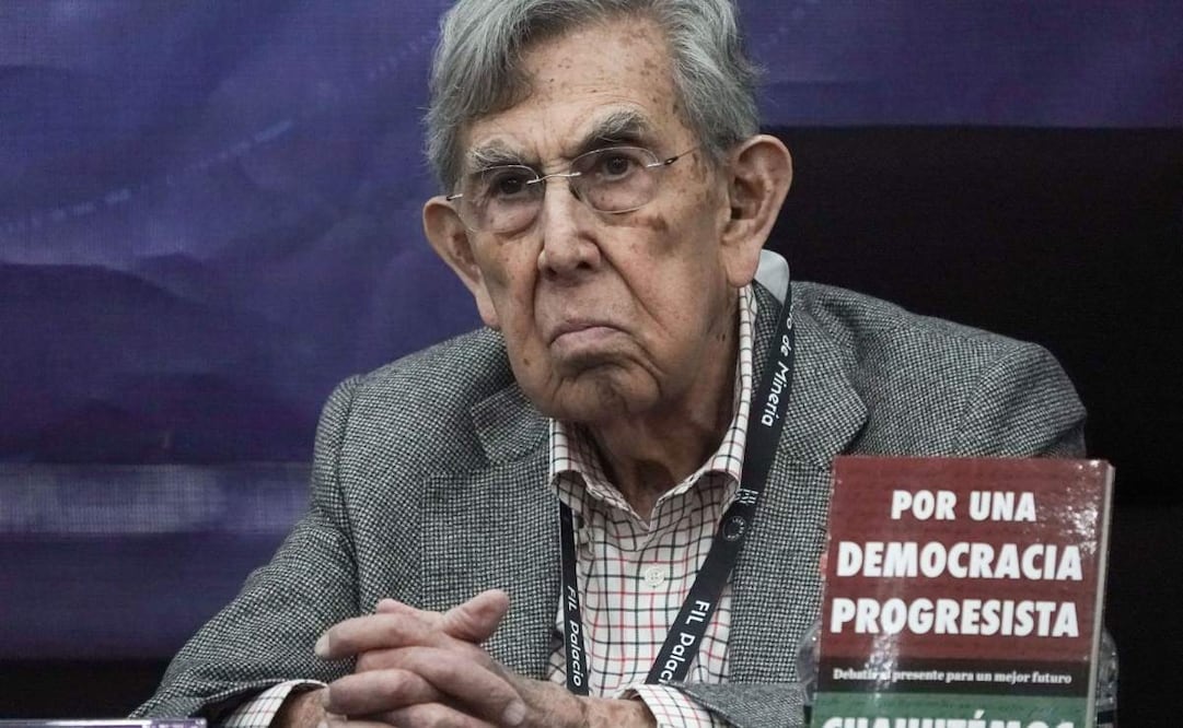 Cuauhtémoc Cárdenas Solórzano, ingeniero civil, exsenador de la República y presidente de la Fundación para la Democracia, durante la presentación de su libro “Por una democracia progresista” en la FIL Minería este 24 de febrero de 2026. Foto: Camila Ayala/ Cuartoscuro