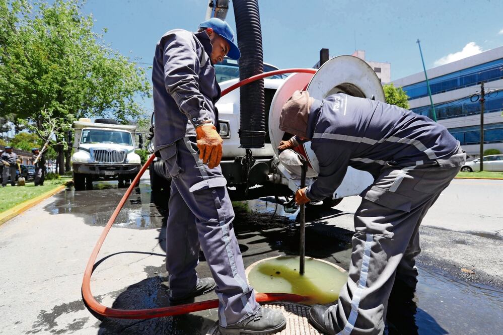 El personal también ha limpiado 700 alcantarillas y cambiado 200 rejillas para prevenir riesgos por las lluvias. Foto: Jorge Alvarado / El Universal