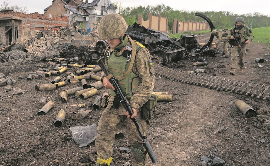 Una patrulla ucraniana hace inspecciones en Kharkiv, al este de Ucrania. La guerra con Rusia sumaba hasta el domingo 81 días, con miles de muertos en ambos bandos. Foto: Mstyslav Chernov/AP