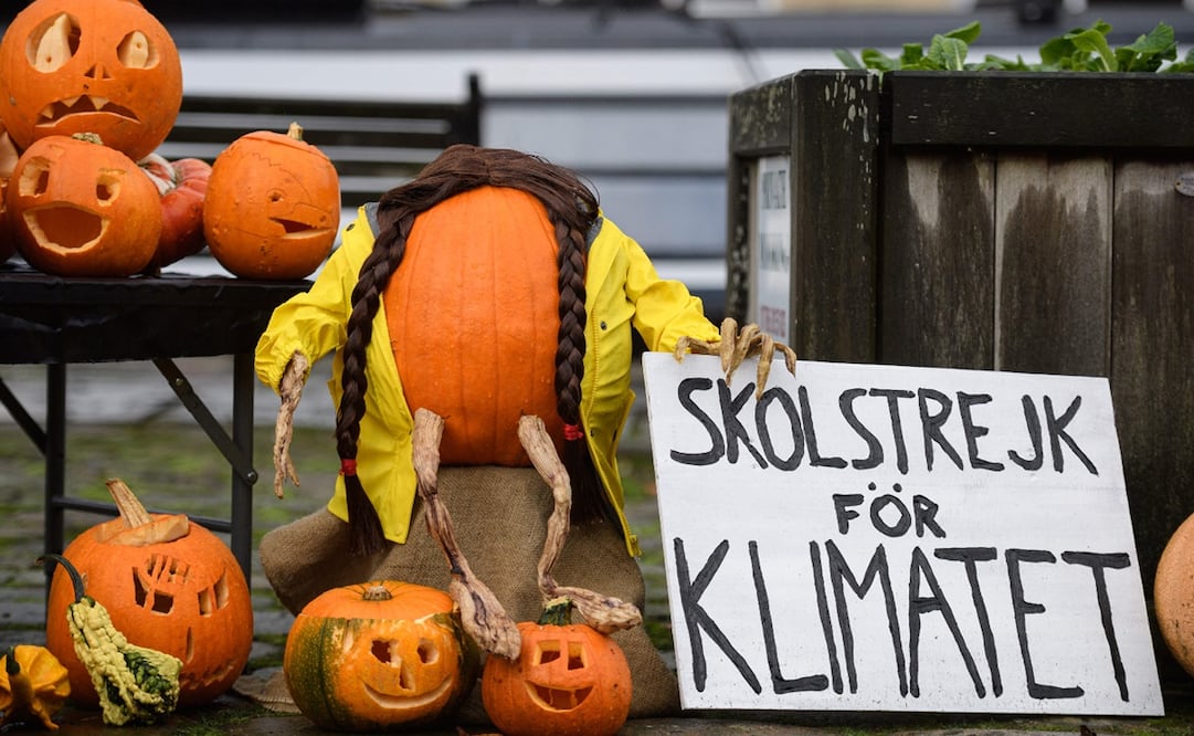 Los amantes del Halloween muestran su creatividad a la hora de decorar sus calabazas. En la foto, una calabaza disfrazada como la activista ambiental Greta Thunberg. Foto: OLI SCARFF / AFP