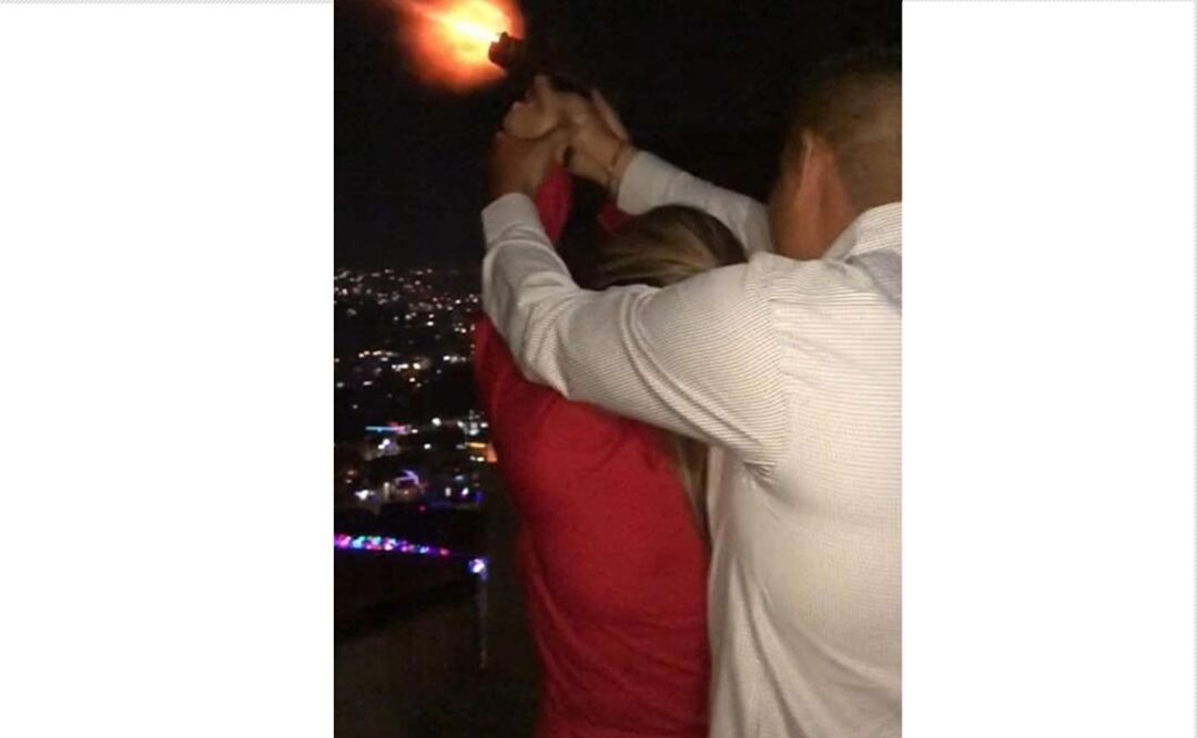 Imágenes del policía muestran el momento en que realiza disparos junto a una mujer que presuntamente es su novia Foto: Especial