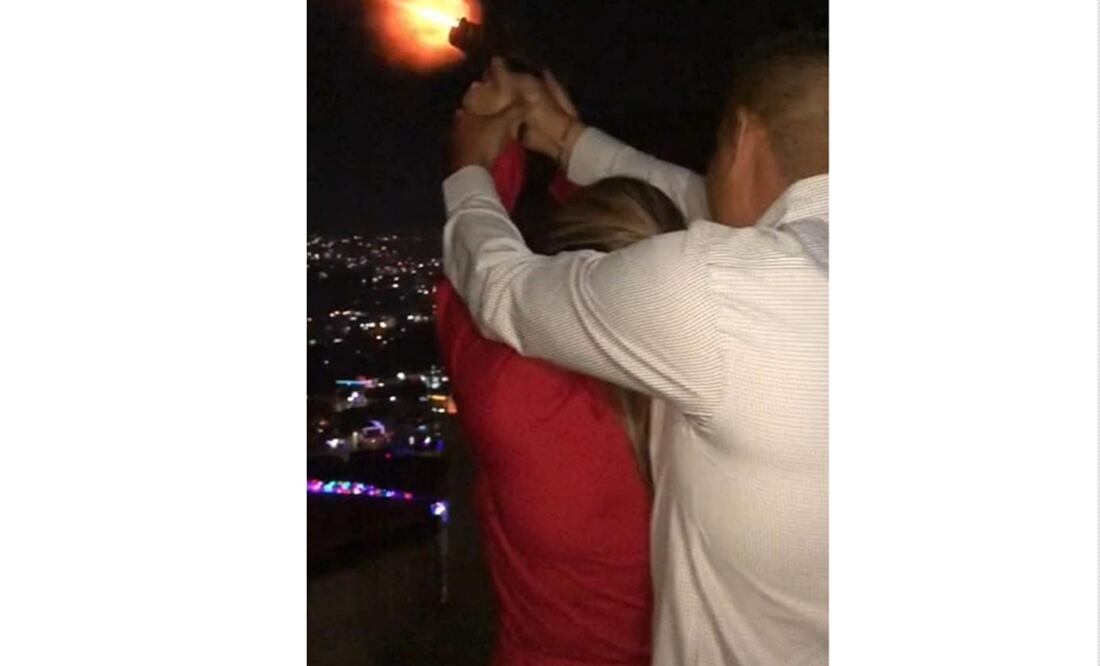 Imágenes del policía muestran el momento en que realiza disparos junto a una mujer que presuntamente es su novia Foto: Especial