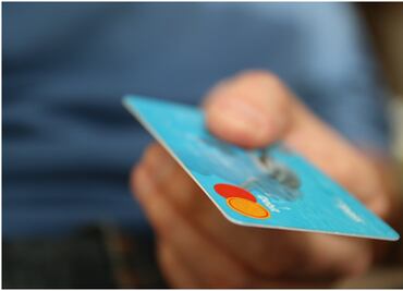 Estas son las comisiones que cobran los bancos por pagar luz o teléfono en sus ventanillas