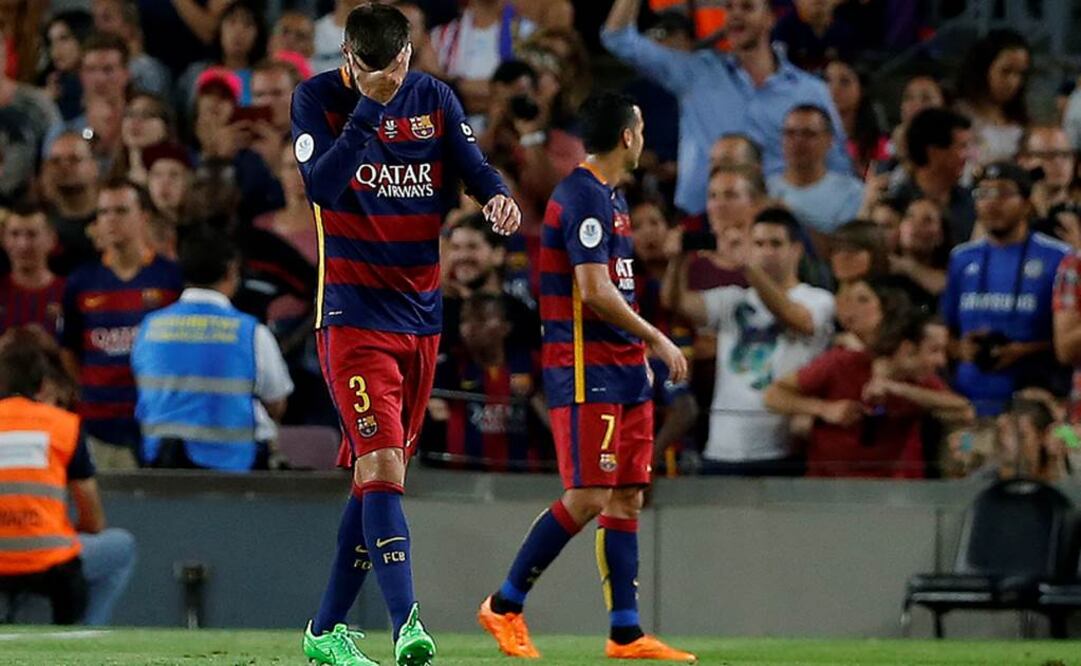 Piqué se lamenta tras su expulsión. AP