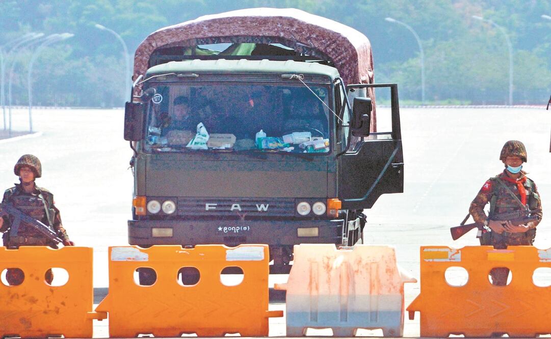 Soldados montan guardia en el camino que conduce al Parlamento, en Naipidó, cuyos accesos están bloqueados. Foto: AFP
