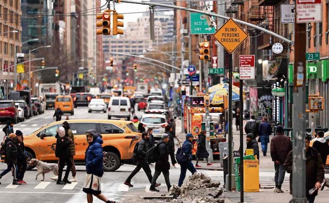 Economía de EU crece 2.2% en 2025, el triple que México