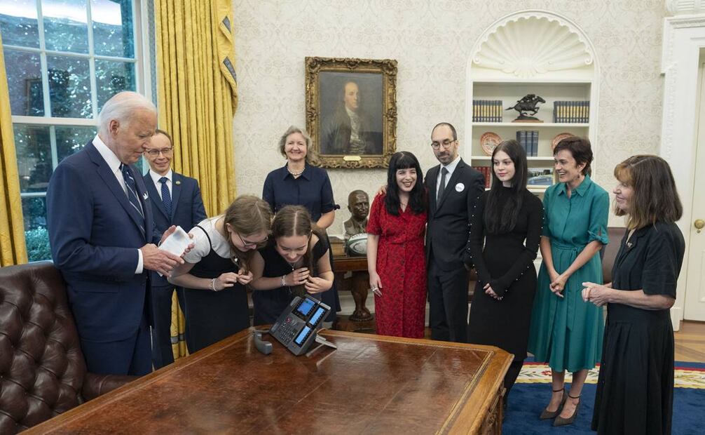 Joe Biden, con familiares de prisioneros, observa cómo las hermanas Miriam y Bibi Butorin hablan con su madre, la periodista excarcelada Alsu Kurmasheva. Foto: AFP