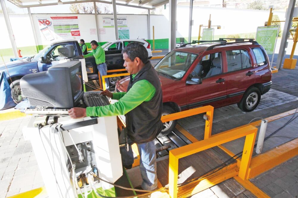 Al llegar a los verificentros los encargados son enterados de la situación fiscal de los conductores. (JORGE ALVARADO. EL UNIVERSAL)