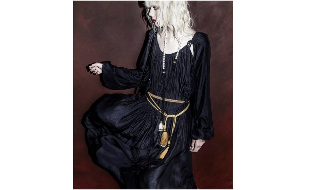 1.- Su uso del volumen: Holanes, drapeados y pequeñas torsiones fueron su sello personal durante estos 14 años en Lanvin. Casi siempre estos detalles lograban que sus prendas lucieran más en movimiento o favorecieran las siluetas de sus clientas.