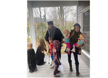 Críticas a la familia de Alec Baldwin: comparten fotos disfrazados y ahora buscan a su gato