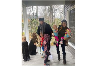 Críticas a la familia de Alec Baldwin: comparten fotos disfrazados y ahora buscan a su gato