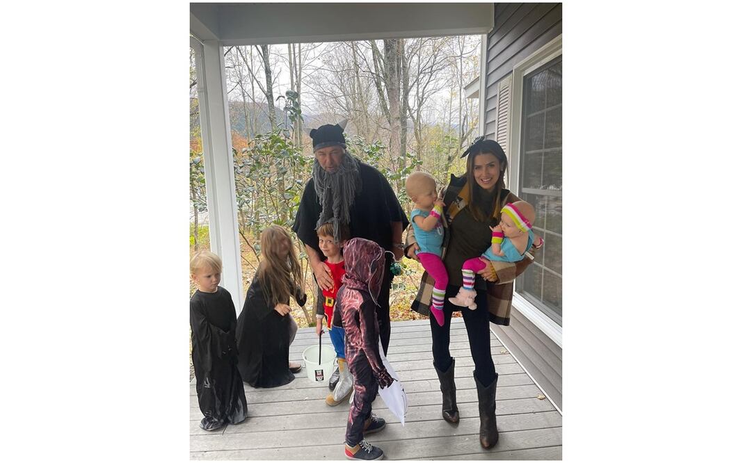 Polémica por fotos de Alec Baldwin celebrando Halloween con su familia. Foto: Instagram