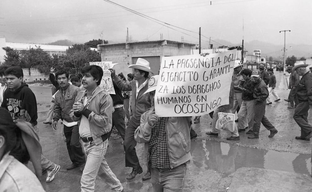 Protesta de ciudadanos de Ocosingo contra la presencia zapatista en la cabecera municipal y solicitando la permanencia del Ejército Nacional. Algunos habitantes indígenas capturaron a un número considerable de insurrectos, a quienes exhibieron en las plazas municipales para después entregarlos a fuerzas federales: Foto: Alfonso Murillo/Archivo EL UNIVERSAL.