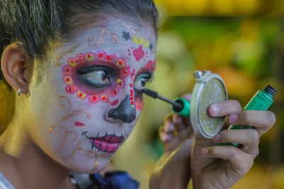 Con ofrendas y catrinas de 2 metros preparan Día de Muertos en Puebla