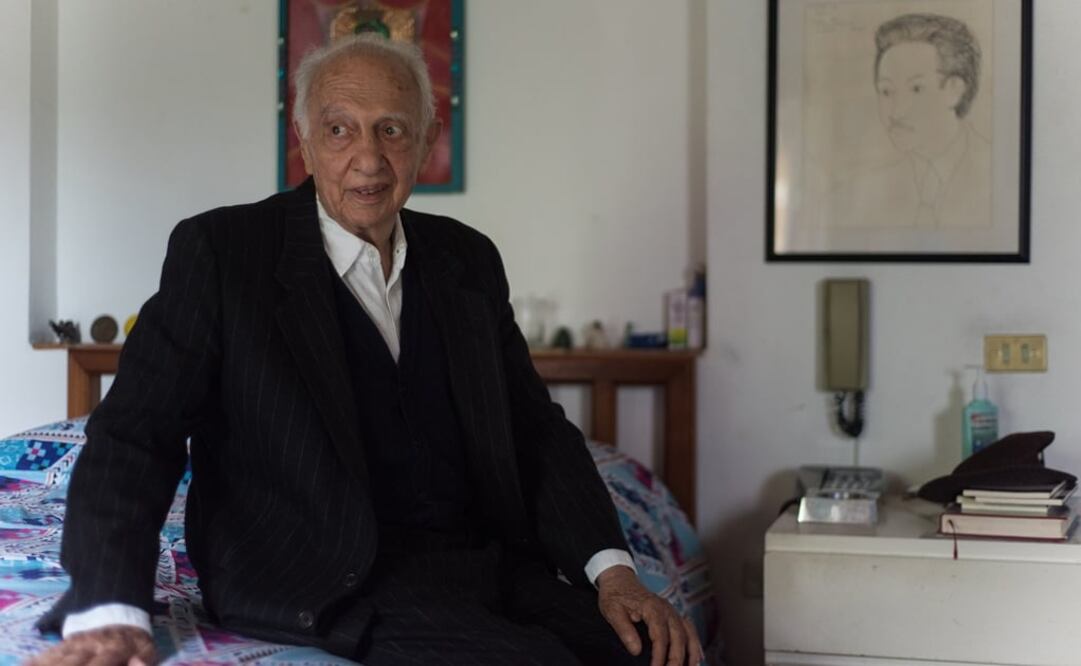 Mejora salud de Sergio Pitol; sigue en hospital