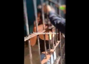 Policías amarran a detenida del cuello a barrotes de celda en Huixtla, Chiapas