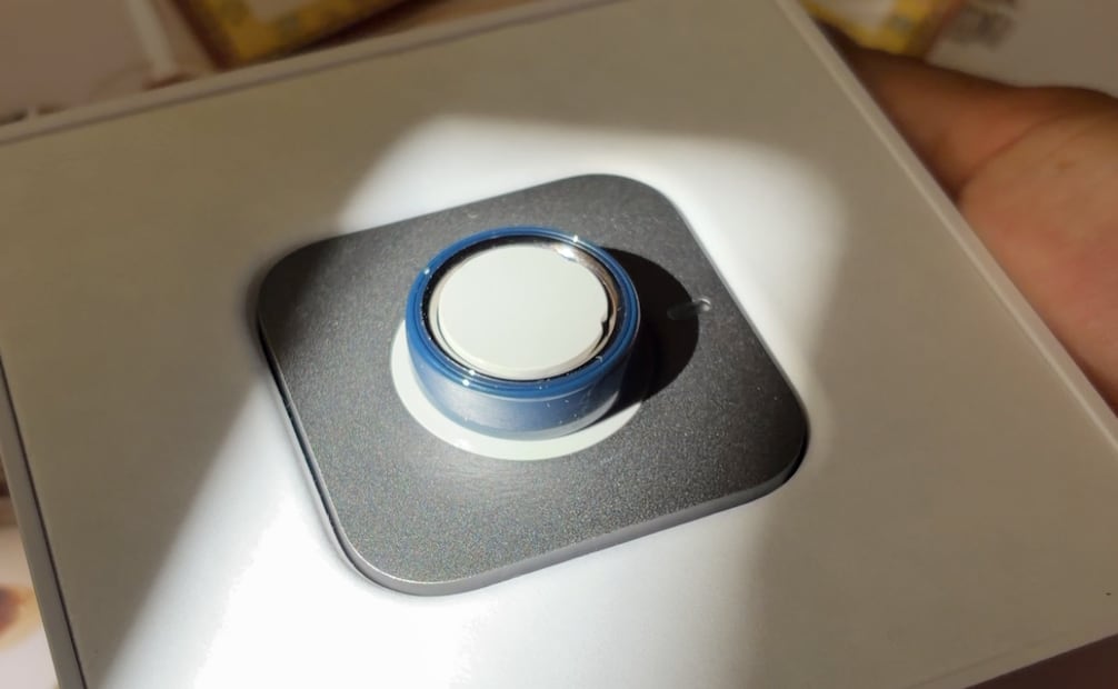 El Oura Ring 4 incluye una base de carga color gris. Su LED azul indica la conexión Bluetooth, el blanco carga en curso y el verde carga completa. Foto: Fernanda OH / EL UNIVERSAL