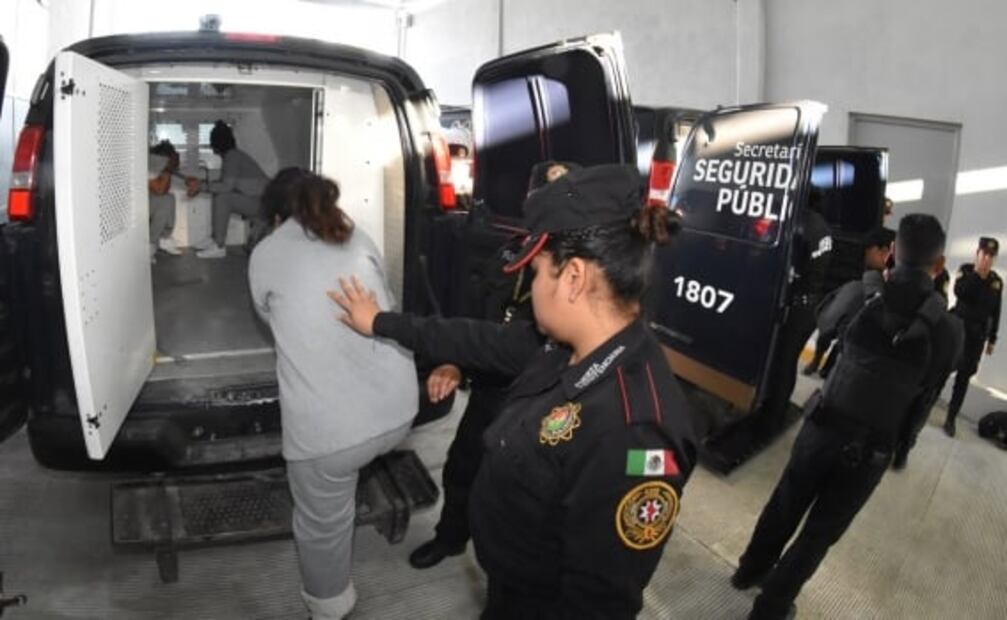 Trasladan a 128 internos de Nuevo León a penales federales de otros estados