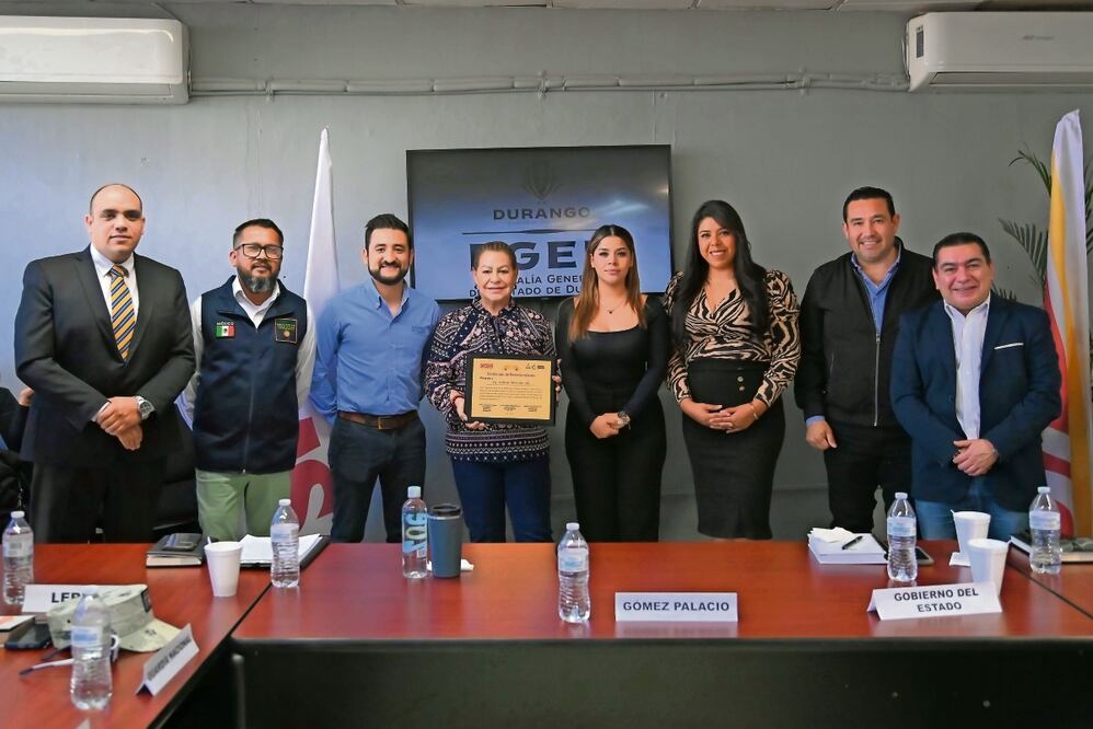 En el marco de la Mesa de Construcción de la Paz, la presidenta municipal de Gómez Palacio recibió un reconocimiento de FEMSA por la seguridad. Foto: ESPECIAL