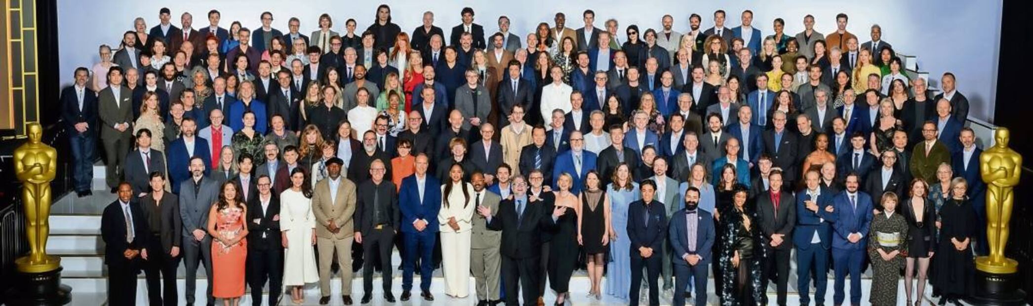 Por única vez, los nominados al Oscar, cuya entrega se celebrará el 15 de marzo, posan para la foto del recuerdo. El cineasta mexicano Guillermo del Toro (Frankestein) lució al centro y al frente de todos. Fotos: AFP y AP