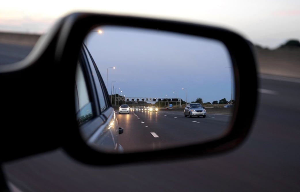Los espejos retrovisores deben estar limpios para que no distorsione nuestra vista (Fotos:Pixabay)
