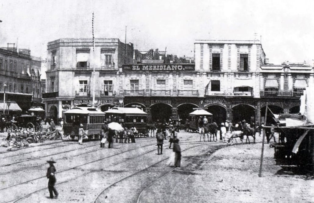 Una imagen de finales del siglo XIX en la que figura el antiguo Portal de Mercaderes visto desde la Plaza de la Constitución. Se trata de la esquina de Tlapaleros, hoy 16 de Setiembre y Monterilla, actual Cinco de Febrero, en el sitio que después ocuparía el antiguo Centro Mercantil, hoy Gran Hotel de la Ciudad de México. Destaca el anuncio del famoso Salón de Peter Gay, que poco después se mudaría a la esquina contraria, en la calle de Plateros, hoy Madero. Imagen: Col. Villasana-Torres