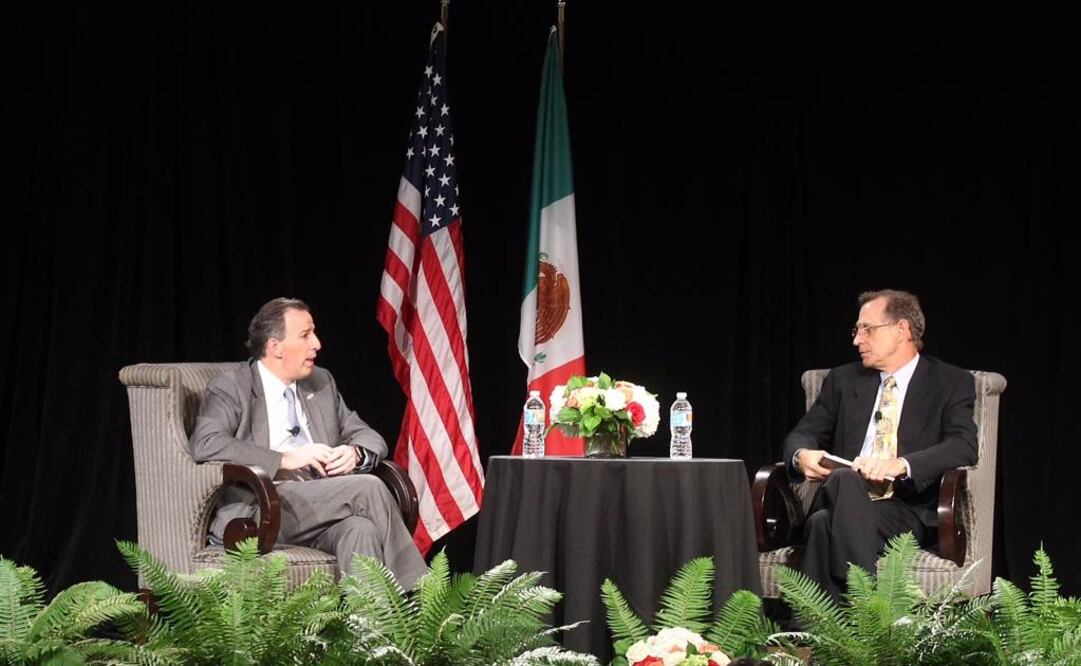 Meade sostuvo un diálogo público en Texas conducido por el periodista Tod Robberson, del periodico The Dallas Morning News (Foto: Especial)