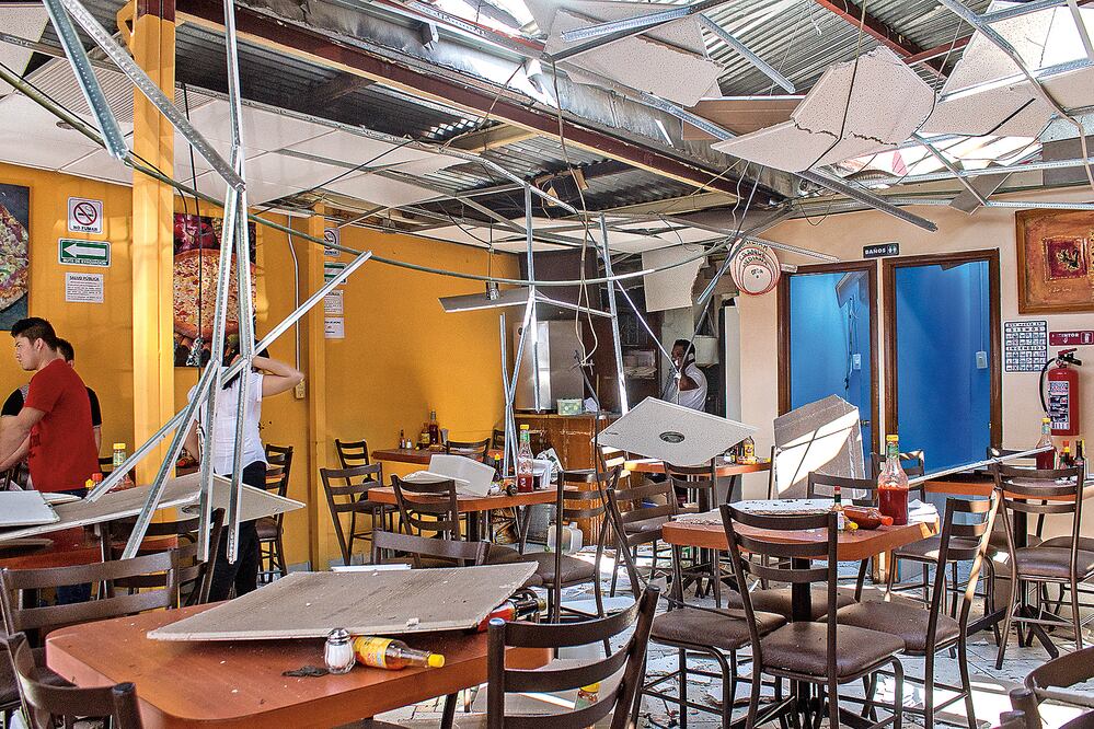 Fallas en el suministro de gas por parte de los operadores de una pipa de la empresa Global Gas derivaron en un flamazo que estuvo a punto de terminar con una pizzería, donde varios comensales resultaron con quemaduras (DAVID POLO. CUARTOSCURO)