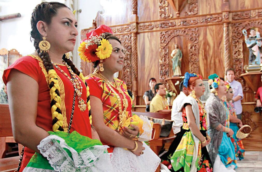 En el marco de la conmemoración del Día Internacional del Orgullo Gay (el 28 de junio) en las principales ciudades del país se realizará una marcha; en la foto, muxes en las tradicionales Velas de Juchitán   Foto: ROSELIA CHACA / EL UNIVERSAL