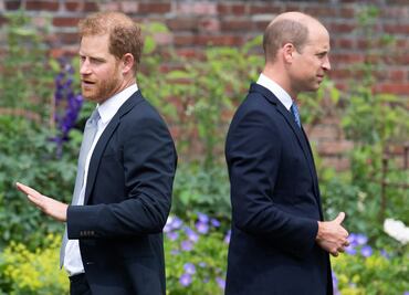 Príncipe Harry acusa a su hermano William de agredirlo físicamente