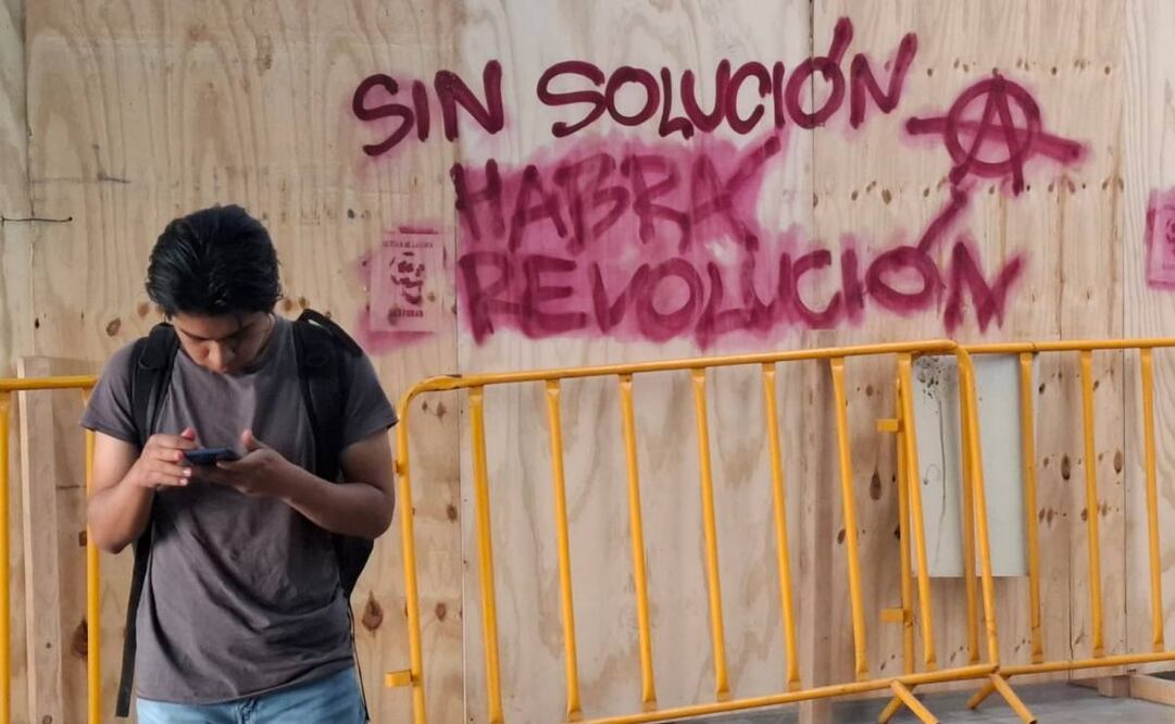 Estudiantes de la UNAM se manifiestan en la estación Universidad; acusan falta de mantenimiento. Foto: Alberto García / EL UNIVERSAL.