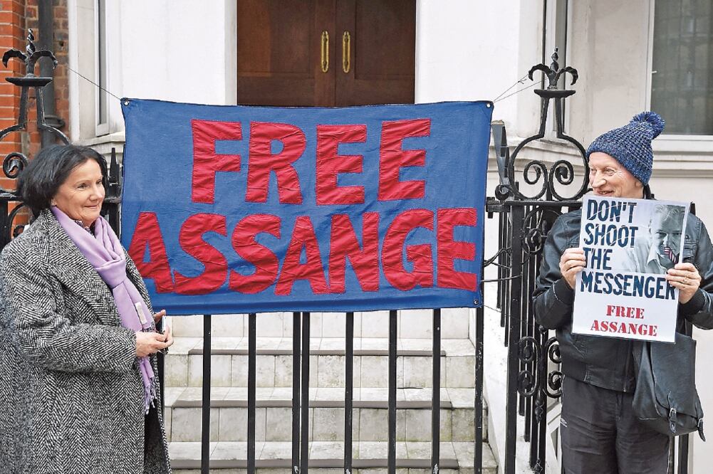 Simpatizantes de Assange se manifestaron en favor de su liberación, frente a la embajada de Ecuador en Londres, donde está refugiado desde junio de 2012 (FACUNDO ARRIZABALAGA. EFE)