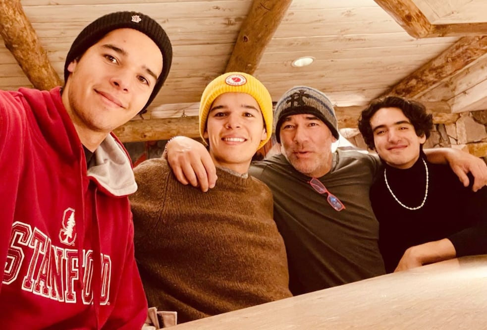 Eduardo Santamarina posa junto a sus hijos; Roberto Miguel, José Eduardo y Sebastián.
Foto: Instagram