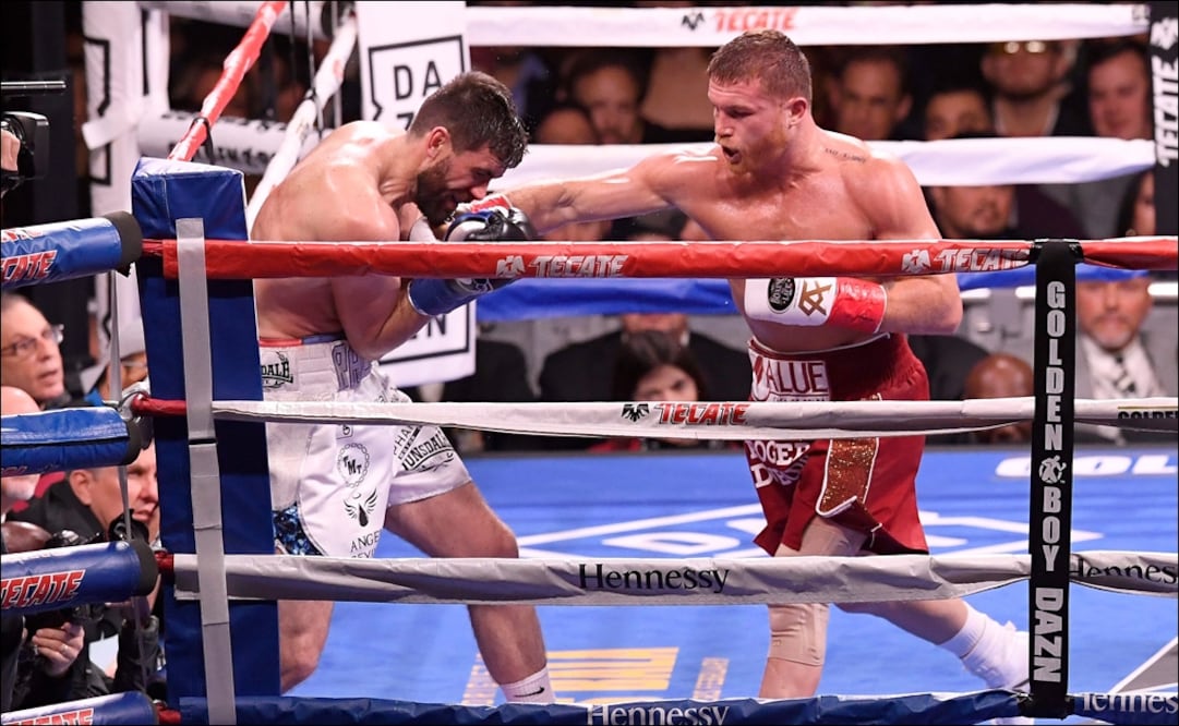 Triunfo contundente de Saúl Álvarez. Foto: AFP