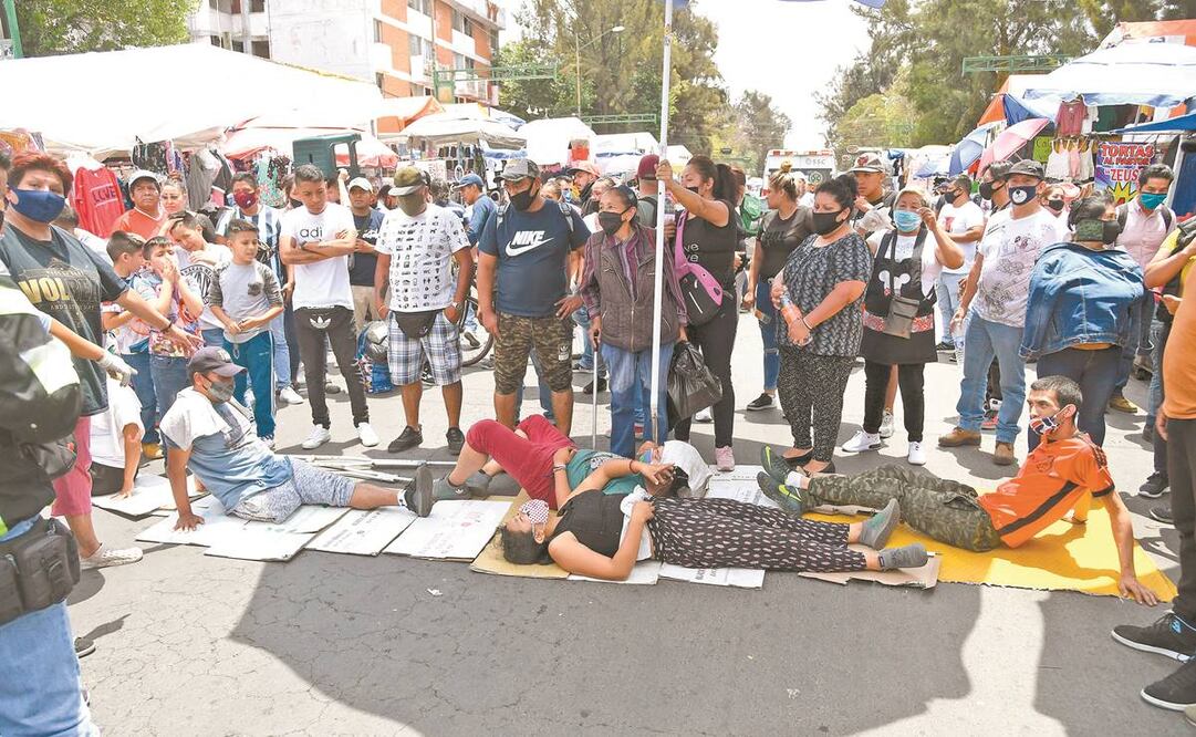 Ante la presión de la policía, ambulantes bloquearon Eje 1 Norte y República de Argentina, para que los dejen vender. Foto: ARMANDO MARTÍNEZ. EL UNIVERSAL