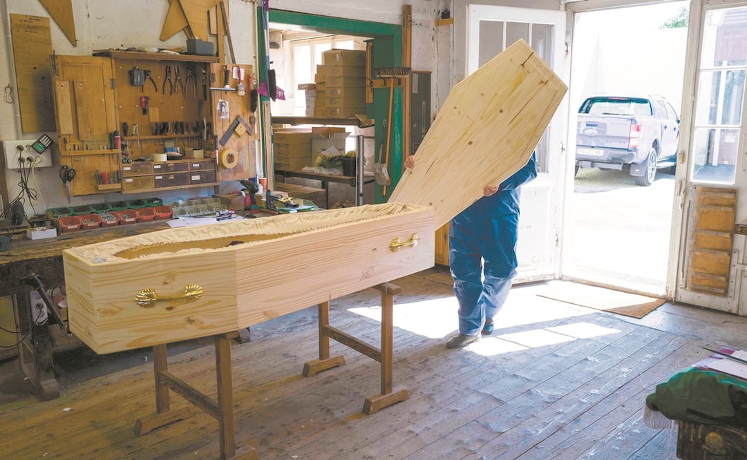 Un empleado de la funeraria Lantz prepara un ataúd en Mulhouse, Francia. El país superó los 4 mil muertos por el coronavirus. Foto: SEBASTIEN BOZON. AFP
