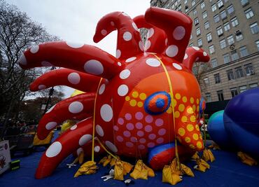 Obra de Yayoi Kusama flota en desfile de Acción de Gracias