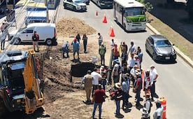 Fuga de agua provoca excavación en avenida Primero de Mayo, Naucalpan; Oapas descarta socavón