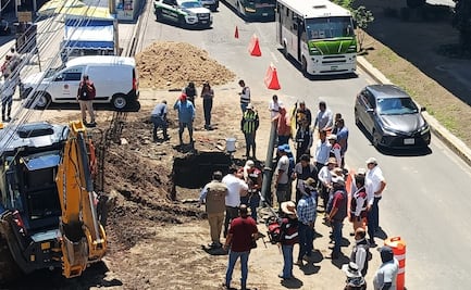 Fuga de agua provoca excavación en avenida Primero de Mayo, Naucalpan; Oapas descarta socavón