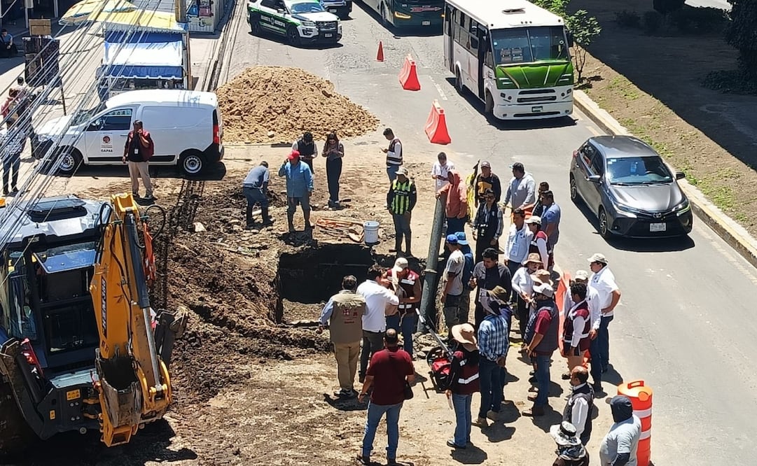 Fuga de agua provoca excavación en avenida Primero de Mayo. Foto: especial