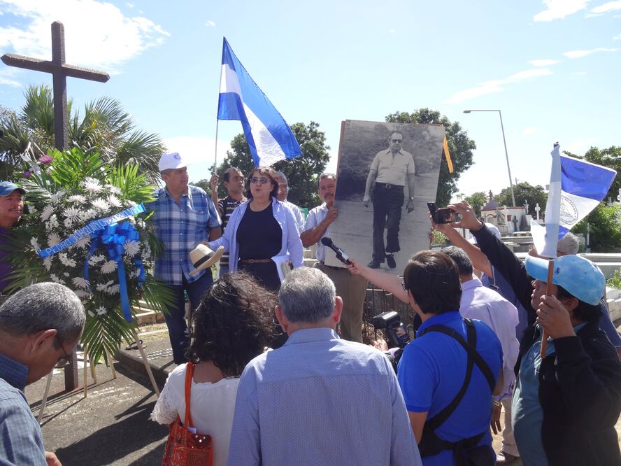 Miembros de la oposición recordaron hoy en su tumba al periodista nicaragüense Pedro Joaquín Chamorro Cardenal (1924-1978), asesinado por combatir a la dictadura somocista que gobernó en este país por más de 45 años (Foto: José Meléndez / EL UNIVERSAL)