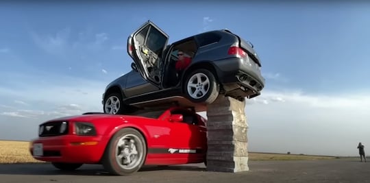 ¡Acrobacias con autos en movimiento!