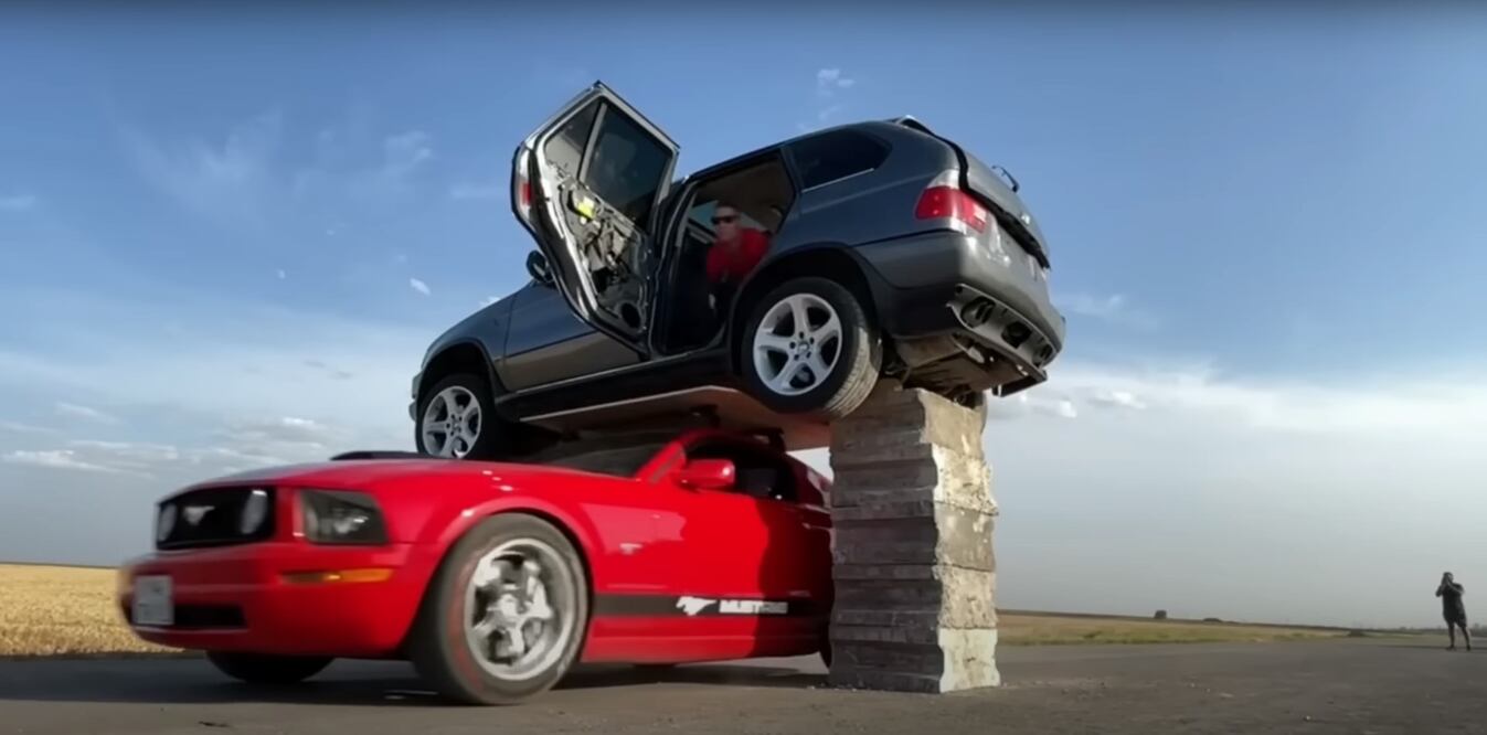 ¡Acrobacias con autos en movimiento!