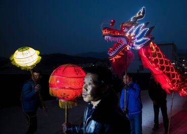 Un mítico dragón recorre las aldeas de China