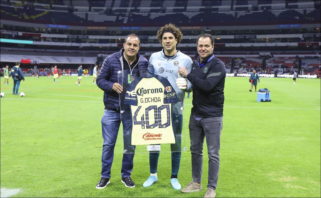 Guillermo Ochoa y Cuauhtémoc Blanco juntos en el estadio Azteca / Foto: Imago7