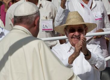 Papa pide a Cuba "revolución de ternura"