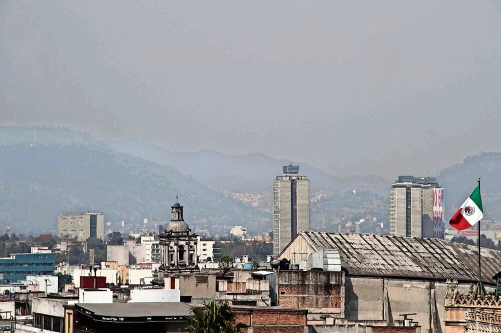 La mala calidad del aire continuaba ayer debido a que la intensa radiación, el viento débil y la estabilidad atmosférica impedían la dispersión del smog (JUAN BOITES. EL UNIVERSAL)