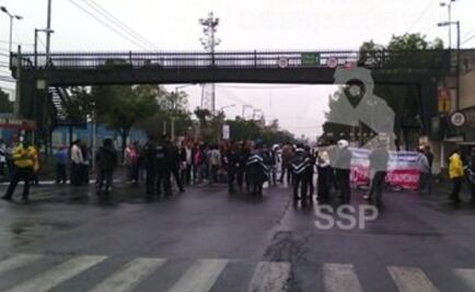 Locatarios bloquean la circulación de Rojo Gómez